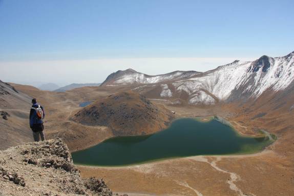Admirando a beleza da enorme cratera do Nevado de Toluca, na região central do México (foto de Geraldo Ozorio)